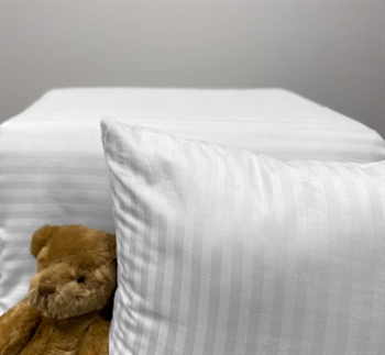 Billede af Babysengetøj i 100% bomuldssatin - 70x100 cm - Hvidt ensfarvet sengesæt - Borg Living sengelinned