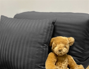 Billede af Babysengetøj i 100% bomuldssatin - 70x100 cm - Mørkegråt ensfarvet sengesæt - Borg Living sengelinned