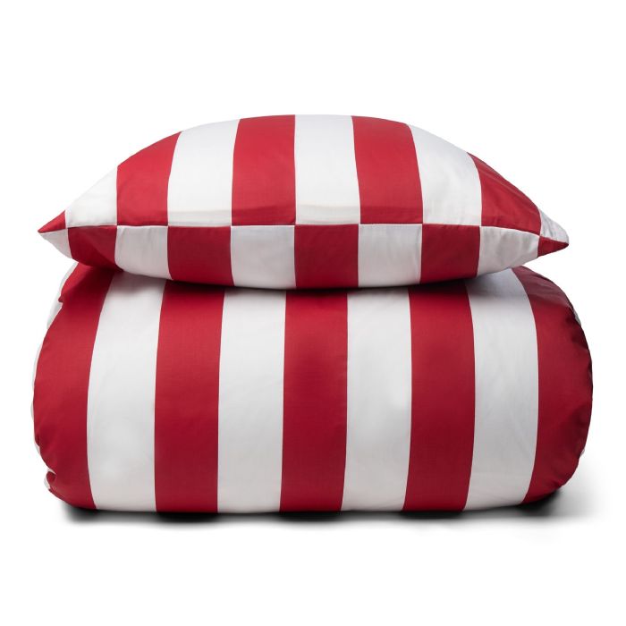 Sengetøj i 100% blødt og lækkert bomuldssatin - 200x200 cm - Flotte røde striber - Nordic Stripe sengesæt fra By Night