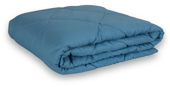Vattæppe - 140x200 cm - Lyseblå fiber sommerdyne af fibervat - Quiltet tæppe - In Style fiberdyne