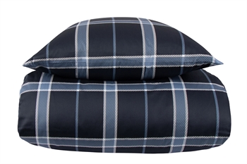 Se Ternet sengetøj 140x220 cm - 100% Blødt bomuldssatin - Big Check Blue - By Night sengesæt hos Dynezonen.dk