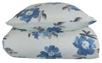 Se Flonel sengetøj - 200x220 cm - Blomstret sengetøj blå - 100% Bomuld - Gardenia blå - Nordstrand Home sengesæt hos Dynezonen.dk