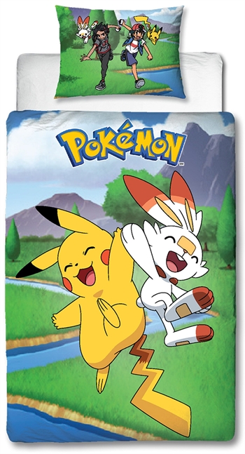 Se Pokemon sengetøj - 140x200 cm - Scorbunny, Hau, Pikachu og Ash - 2 i 1 sengesæt - Dynebetræk i 100% bomuld hos Dynezonen.dk